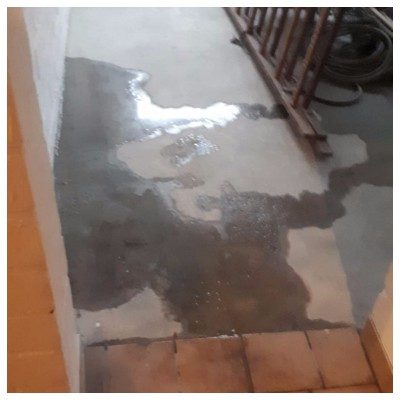 Schimmelbefall bei Durchfeuchtung durch Druckwasser Schimmelbefall bei Druckwassereintritt